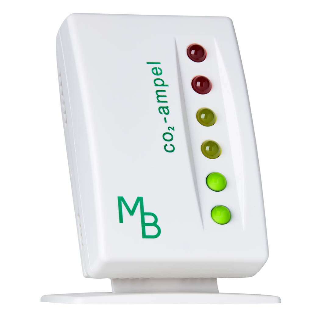 CO2-Ampel der Firma MB Systemtechnik. Es wird ein Gerät gezeigt, dass mit jeweils zwei grünen, gelben und roten LED ausgetstattet ist und anhand der LEDs anzeigt, wie hoch die CO2 Konzentration in der Luft ist. 