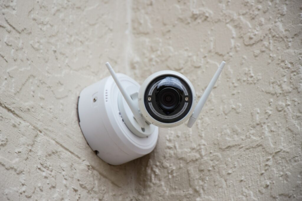 Überwachungskamera an der Wand eines Hauses